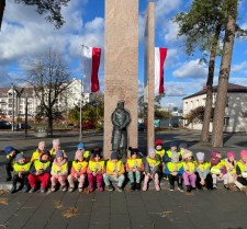 Powiększ zdjęcie Wycieczka pod Pomnik Niepodległości i Cmentarz - zdjęcie