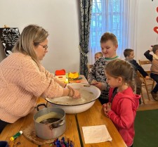 Powiększ zdjęcie WYCIECZKA DO MUZEUM WSI RADOMSKIEJ